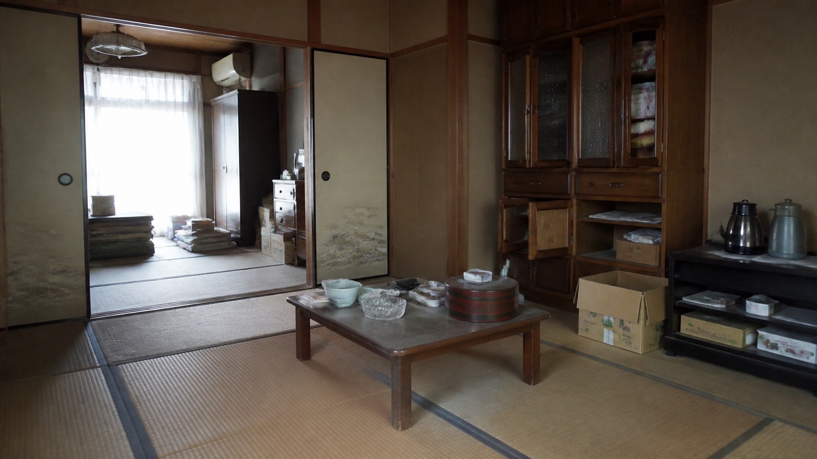 家財が残る空き家の室内